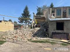 Полиция показала последствия обстрелов Казачьей Лопани, где продолжается разбор завалов