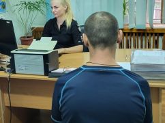 В Харькове мужчина отобрал у женщины в метро 20 тыс. грн