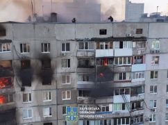 Прокуратура показала палаючу після ФАБ-500 багатоповерхівку в Харкові: Відео з дрона