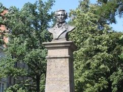 Пам'ятка національного значення: У Синєгубова відмовилися переносити погруддя Пушкіна