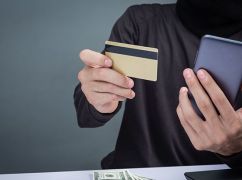 У Чугуєві працівниця банку допомогала красти з рахунків клієнтів