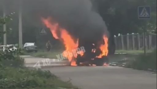 В Харькове посреди улицы взорвался микроавтобус