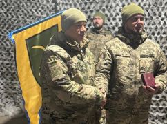 Сирський нагородив харківського бійця, який евакуйовував поранених побратимів