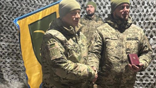 Сирський нагородив харківського бійця, який евакуйовував поранених побратимів
