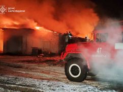На Харьковщине спасатели пять часов тушили пожар после обстрела рф: Кадры с места
