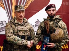 Решительно уничтожал врага: Сырский вручил харьковскому бойцу нагрудный знак "Золотой крест"