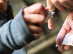 Вже був судимий: У Харкові в перехожого чоловіка знайшли наркотики