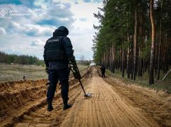 Саперы показали, как разминируют Изюмщину японской техникой Komatsu