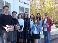 В Центральном парке пополнили шкаф буккроссинга новыми книгами: Инициатива молодежи "Успешного Харькова"