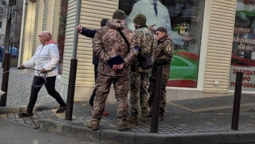Возле "Барабашово" мужчина вместо документов "предъявил" слезоточивый газ: Позиция ТЦК, полиции и видео с места