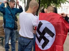 В Харькове разыскали подростков, ходивших по городу со свастикой