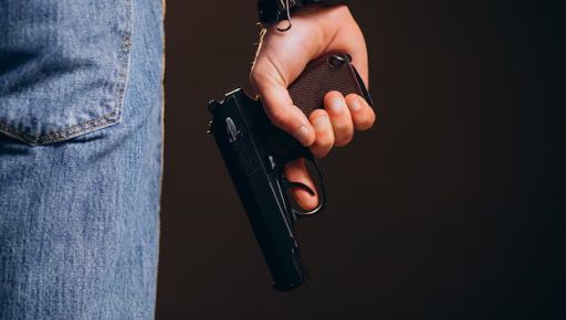 Харківʼянин відкрив стрілянину з пневматичного пістолета посеред вулиці та уникнув ув’язнення