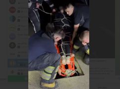 В Харькове с крыши многоэтажки спасли 11-летнюю девочку: кадры с места