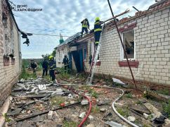 Рятувальники ліквідували пожежу після ворожого обстрілу на Харківщині: кадри руйнувань