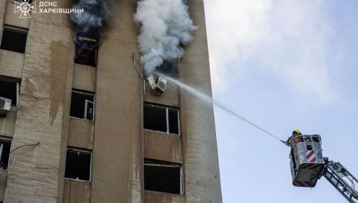 В Харькове ликвидировали пожар в жилой многоэтажке из-за обстрелов РФ: кадры с места