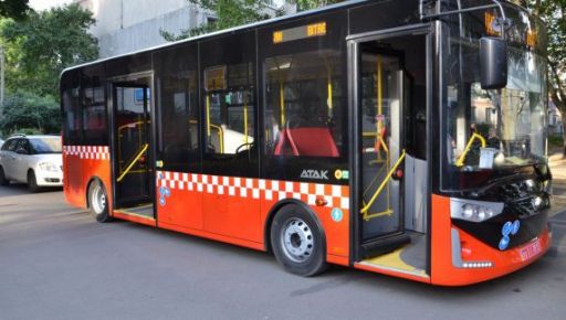 В Харькове автобус с пассажирами съехал на обочину и влетел в забор