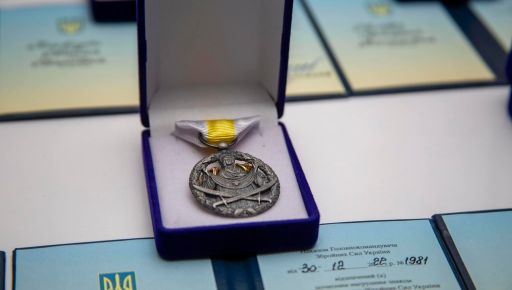 Сирський нагородив харківʼянина "Хрестом Військова Честь" за евакуацію поранених