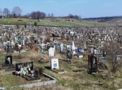 Стало відомо, який жах коїться на цвинтарі будинку для престарілих в Харкіській області