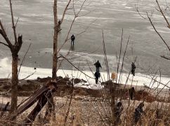 По льоду через Оскіл: На деокупованих територіях Харківщини 5 годин вручну носили гумдопомогу