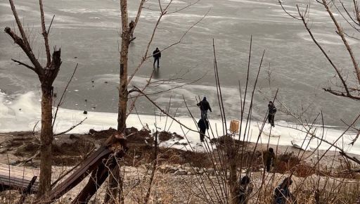 По льоду через Оскіл: На деокупованих територіях Харківщини 5 годин вручну носили гумдопомогу