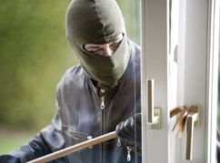 В Харькове рецидивист обворовал 94-летнюю женщину после помощи с водой