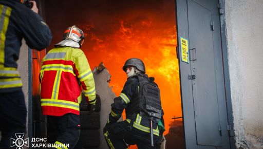 Первые кадры: спасатели показали последствия утреннего обстрела Харькова