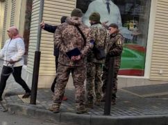 В Харькове вынесли приговор мужчин, бросивших кирпичом в лицо ТЦКшника