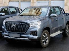 Волчанская громада передала военным новые пикапы