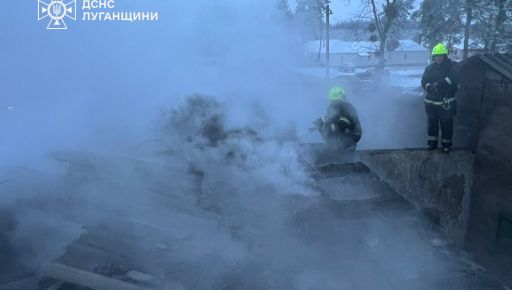 Бійці ДСНС врятували літню жінку з палаючої квартири у п'ятиповерхівці на Харківщині