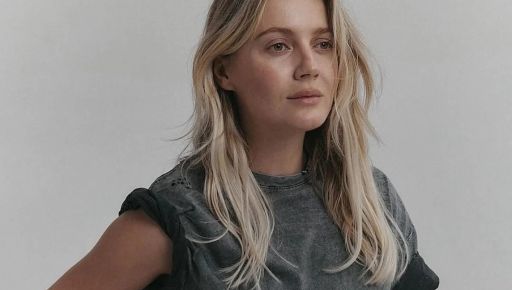 Ніхто не може вгадати вік: KOLA зацікавила фанатів архівною фотосесією