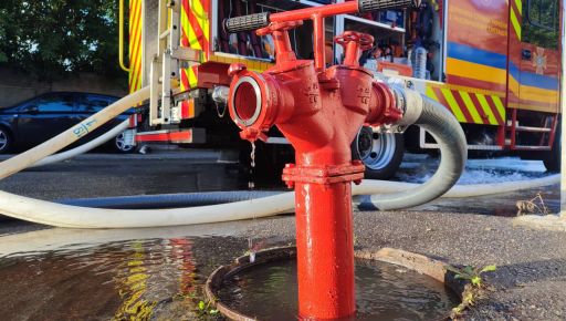 Уночі на Салтівці горів магазин: кадри з місця