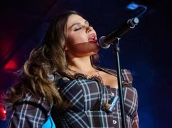 Харьковская солистка группы KAZKA поделилась фото из тура по Америке и рассказала о собранных донатах