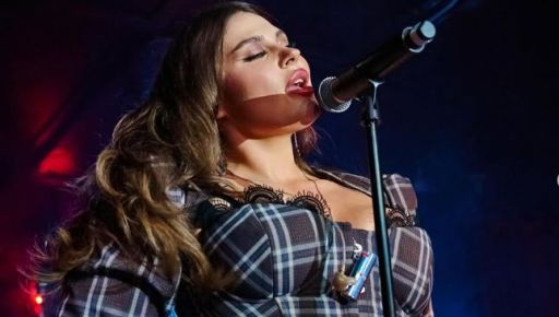 Харьковская солистка группы KAZKA поделилась фото из тура по Америке и рассказала о собранных донатах