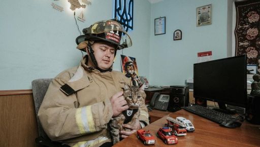 Кіт-блогер Степан отримав від харківських рятувальників подарунок