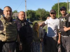 Из Купянского района эвакуировали 90-летнюю женщину: видео спасения