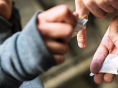 В Харькове 40-летняя женщина обустраивала "закладки" из PVP: ее разоблачила полиция
