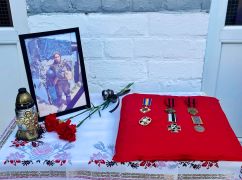 В Харькове установили мемориальную доску в честь павшего защитника
