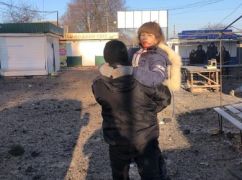 Волонтер рассказала о состоянии ребенка, раненого в результате обстрела в Шевченково
