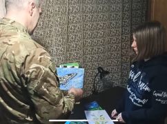 Юная художница из Харьковщины на первые деньги от продажи картин купила конфеты для военных