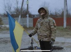 На Харківщині хлопчик кожен день виходить на трасу, щоб привітати військових