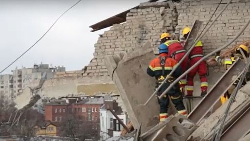 У Харкові зруйновану частину Університету міського господарства розбирають верхолази: Відео робіт