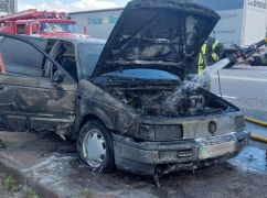У передмісті Харкова загорівся автомобіль: світлини з місця