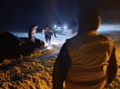 На Харківщині поліцейські витягнули кілька застряглих авто із заметів