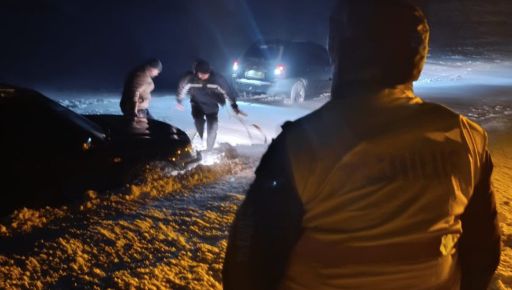 В Харьковской области полицейские вытащили несколько застрявших авто из сугробов