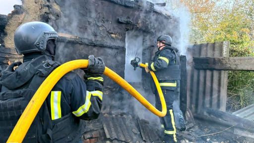 На Куп'янщині через ворожу атаку горів будинок: фото з місця