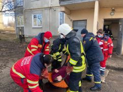 В Харьковской области устроили спецоперацию, чтобы спасти бабушку-инвалида из ее же квартиры