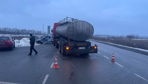 В Харькове грузовик протаранил ВАЗ: Есть пострадавшие