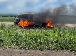 Авто згоріло вщент, жінка отримала поранення: на Харківщині дрон атакував подорожуючих