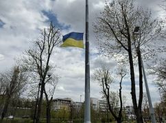 Приспущений прапор, розбиті вікна та повалені дерева: у Харкові фіксують наслідки негоди
