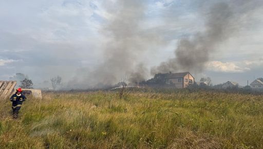 В Харьковской области из-за пожара в поле возникла угроза домам